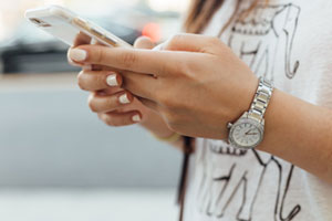 homme tenant smartphone dans ses mains